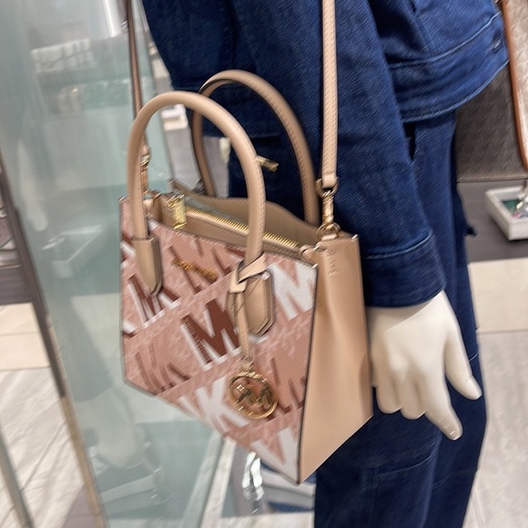 Michael Kors Mercer Medium Leather Messenger Buff Multi - Picture 9 of 16